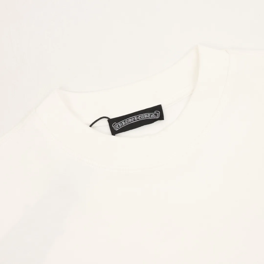P340 ChromeHearts/Chrome Hearts 25Fw dark pattern cross horseshoe three-dimensional embroidery long-sleeved T-shirt, custom-woven and dyed, washed smooth long-staple cotton, weight 310 grams, the latest counter model, long-sleeved bottoming shirt, thick and stylish, purchased from the original mold and made with a full set of customized accessories, all details are perfectly restored. The design style still combines low-key luxury styles such as rock punk, street hip-hop, etc., which has a very distinctive feel. Three-dimensional embroidery of a cross on the chest and embroidery of Sanskrit letters on the hem. The ready-made garment has a high weight, a delicate touch, thick and soft texture, and a breathable texture. It is extremely comfortable on the upper body and is a must-have for autumn and winter. It hides fat and makes you look slimmer. It can be used by both men and women, and the upper body effect is great. Color: black, white Size: M-XXXL